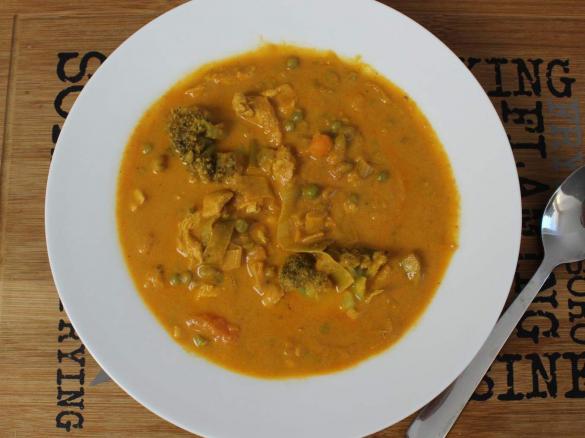 Currysuppe mit Gemüse und Huhn LOW CARB