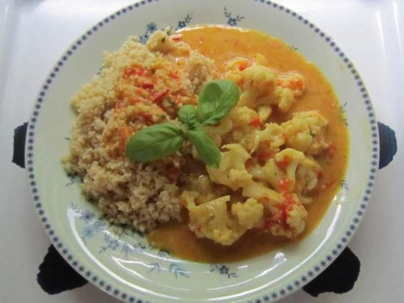 Scharfes Blumenkohlcurry mit Couscous