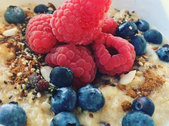 Apfel-Quinoa Porridge mit Früchten