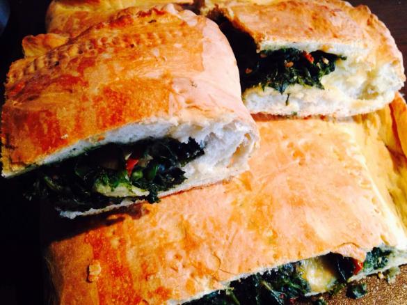 Gefüllte Tasche mit Spinat und getrocknete Tomaten 