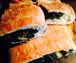 Gefüllte Tasche mit Spinat und getrocknete Tomaten 