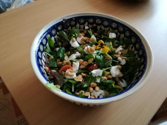 Feldsalat mit Ziegenfrischkäse und Knoblauch-Viniagrette