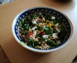 Feldsalat mit Ziegenfrischkäse und Knoblauch-Viniagrette