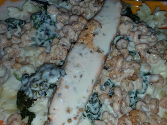 Lachsfilet mit Krabben, Blattspinat und Frischkäsesoße