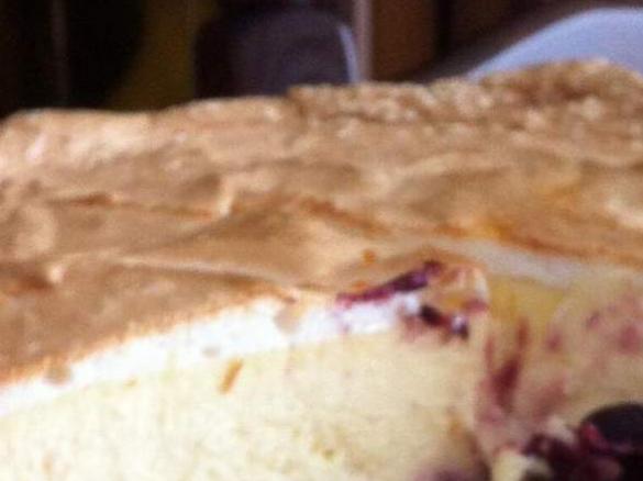 Käsekuchen mit Kirschen und Baiser