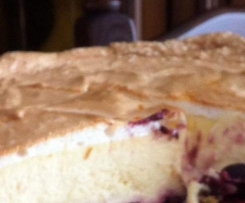 Käsekuchen mit Kirschen und Baiser