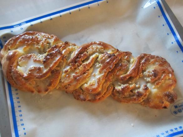 Variation von Nuß-Marzipan-Zopf 