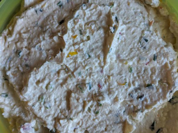 Weißer Peperoni-Feta-Frischkäse Dip