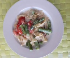 Tagliatelle mit grünem Spargel und Tomaten