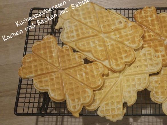 Waffelherzen ohne Ei und Butter