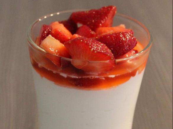 Quark-Holundersirup-Creme mit Erdbeeren