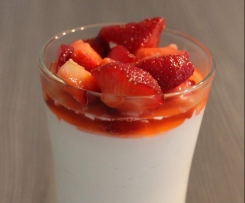 Quark-Holundersirup-Creme mit Erdbeeren