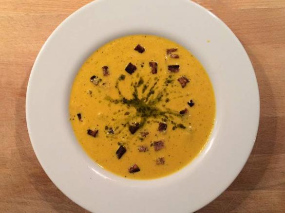 Karotten-Petersilienwurzel-Cremesuppe mit Pesto und Croutons