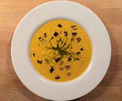 Karotten-Petersilienwurzel-Cremesuppe mit Pesto und Croutons