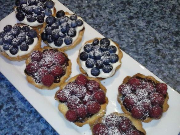 Kleine Törtchen mit frischen Beeren