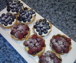 Kleine Törtchen mit frischen Beeren