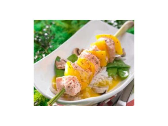 Variation von Orangen-Lachs-Spieß zu Jasminreis