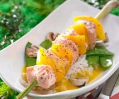 Variation von Orangen-Lachs-Spieß zu Jasminreis