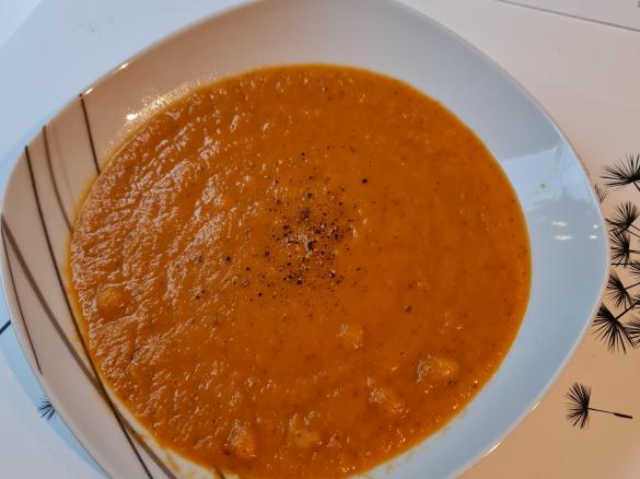 Möhren-Zucchini Suppe mit Kichererbsen