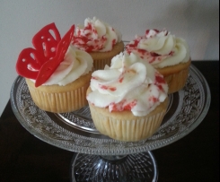 Cupcake mit Erdbeerkern