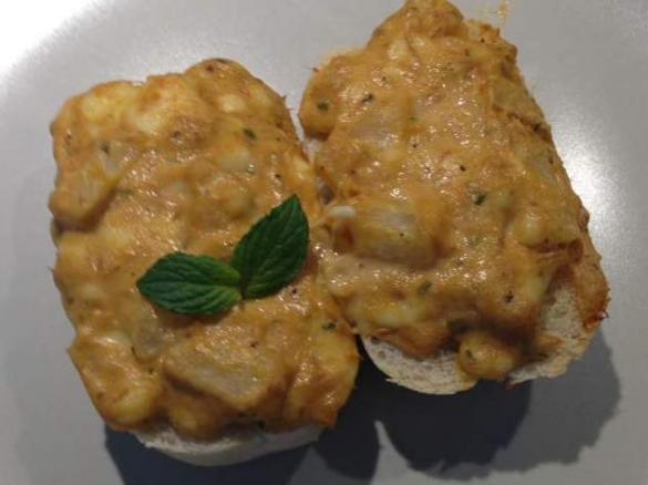 Thunfisch-Ananas-Pizzabrötchen