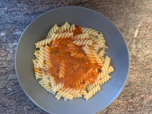 Nudeln mit Jagdwurst- Tomatensosse