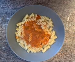 Nudeln mit Jagdwurst- Tomatensosse