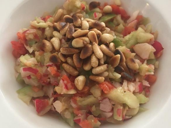 Bunter Rohkostsalat mit gerösteten Pinienkernen