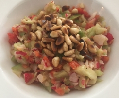Bunter Rohkostsalat mit gerösteten Pinienkernen