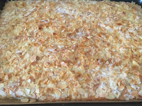 Buttermilchkuchen mit Sahneguß