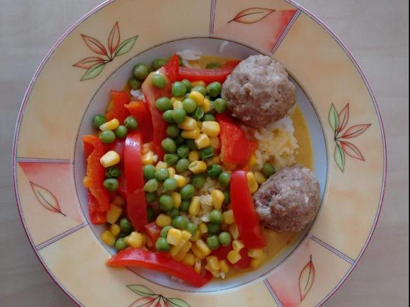 Variation von Hackbällchen mit Currysauce