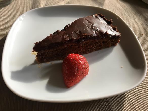 Schokoladenkuchen mit Aprikosenkonfitüre