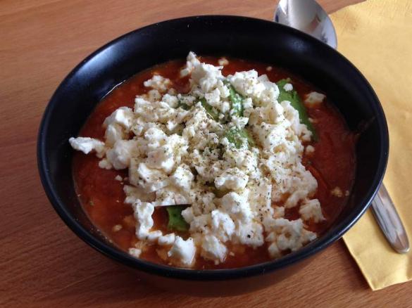 Cremige Tomatensuppe mit Avocado und Feta