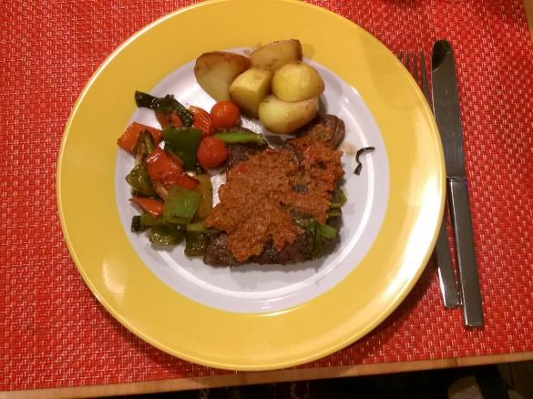 Ajvar o. Aiwar (hier mit Beinscheiben vom Lamm und Gemüse, alles geschmort)