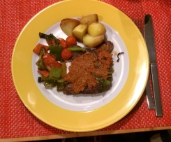 Ajvar o. Aiwar (hier mit Beinscheiben vom Lamm und Gemüse, alles geschmort)