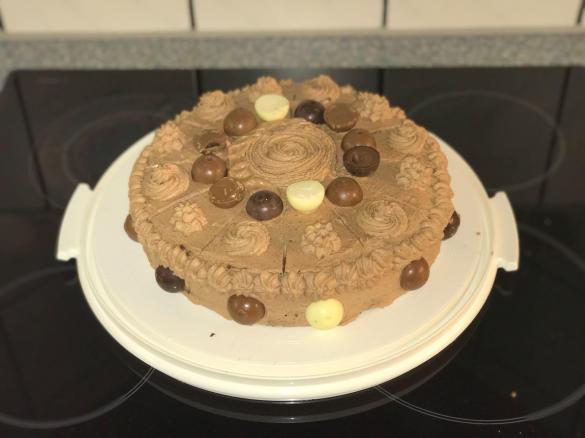Victoria's Schokotorte mit Lindorkugeln