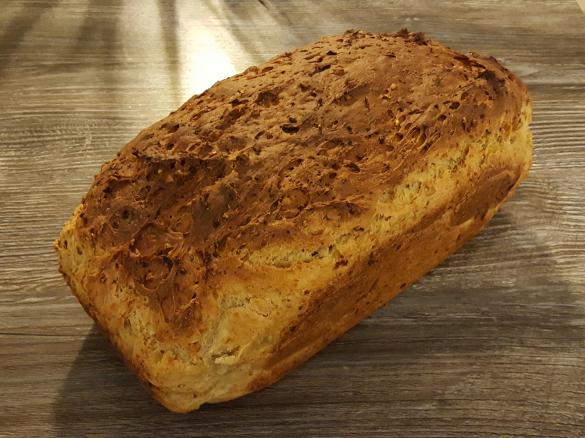 Dinkelbrot mit Kartoffeln Schinken und Zwiebeln