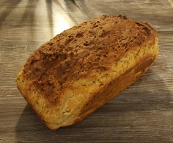 Dinkelbrot mit Kartoffeln Schinken und Zwiebeln