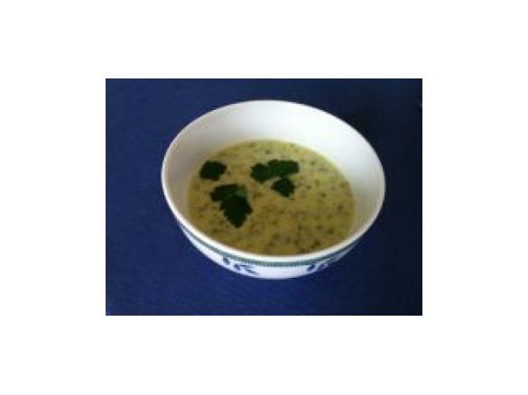 Grüne Suppe mit Zucchini, Ruccola und viel Petersilie