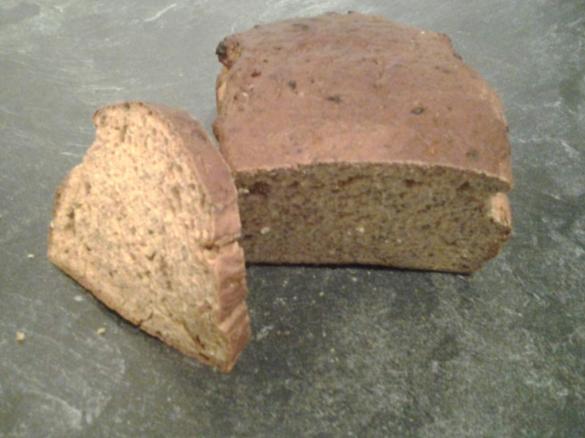 Dinkelbrot mit Zwiebeln, Tomaten und Chiasamen