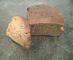 Dinkelbrot mit Zwiebeln, Tomaten und Chiasamen