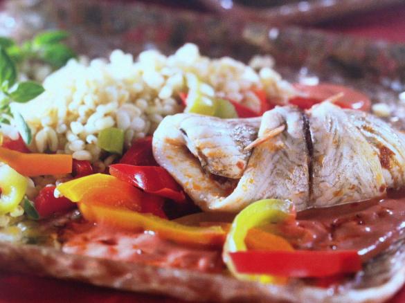 Fischröllchen auf Paprikagemüse und Weizen