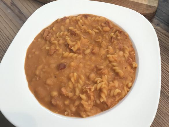 Serbische Bohnensuppe mit Nudeln - Sattmacher