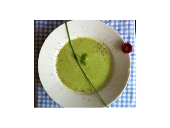 Erbsen-Minzsuppe mit Schinkenchips