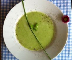 Erbsen-Minzsuppe mit Schinkenchips