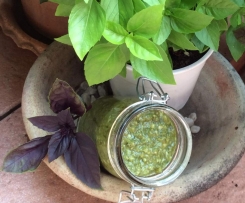 Walnuss-Pesto mit Schafskäse