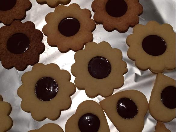 Weiße Kekse mit Schokoherz