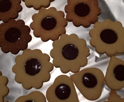 Weiße Kekse mit Schokoherz