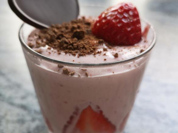 Erdbeerquark mit weißen Schokoraspeln