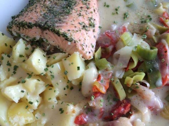 Lachs an Lauch-Tomate mit Kartoffeln und Schmelzkäsesoße (WW tauglich)